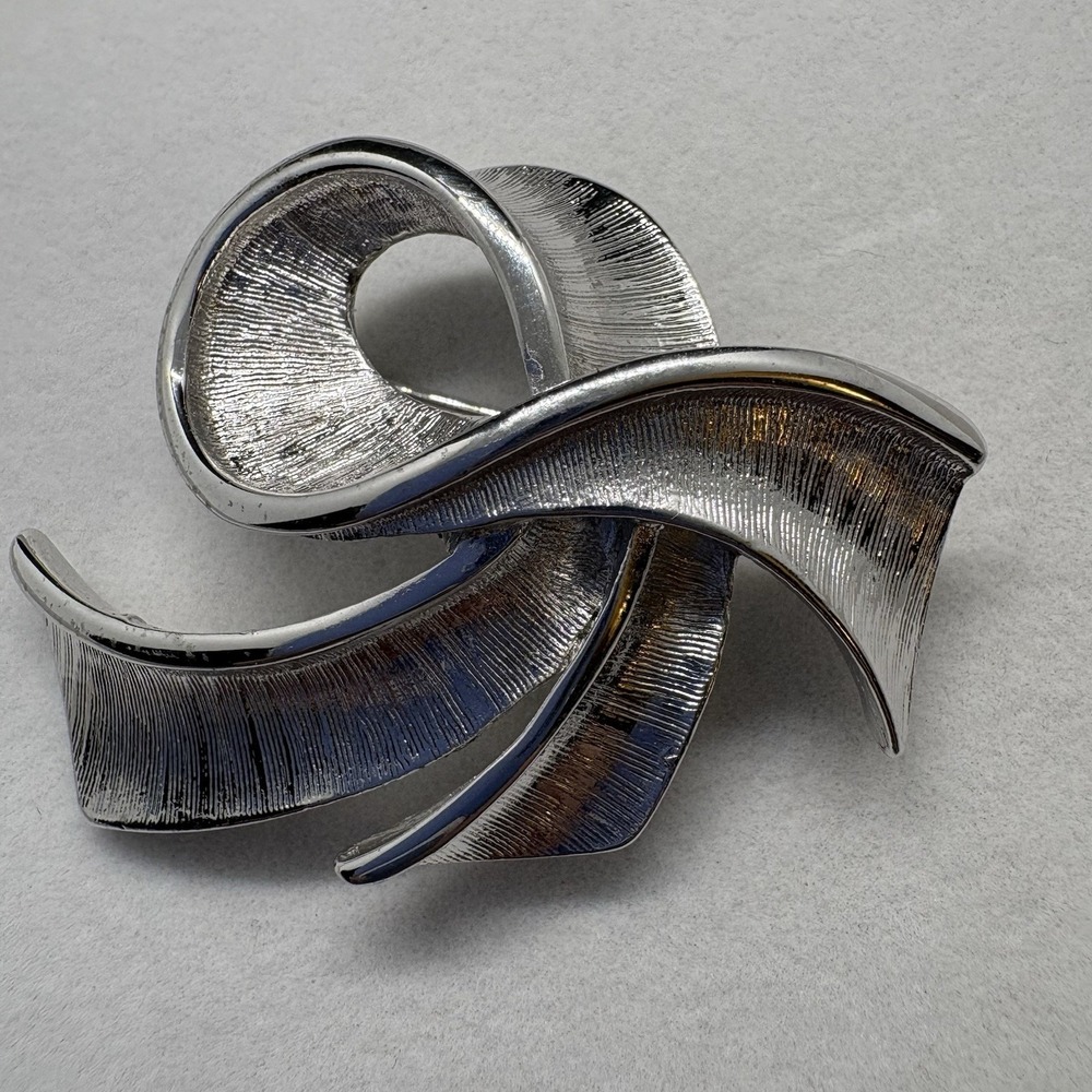 Vintage Silver Tone Loop Ribbon Brooch Pin Textured